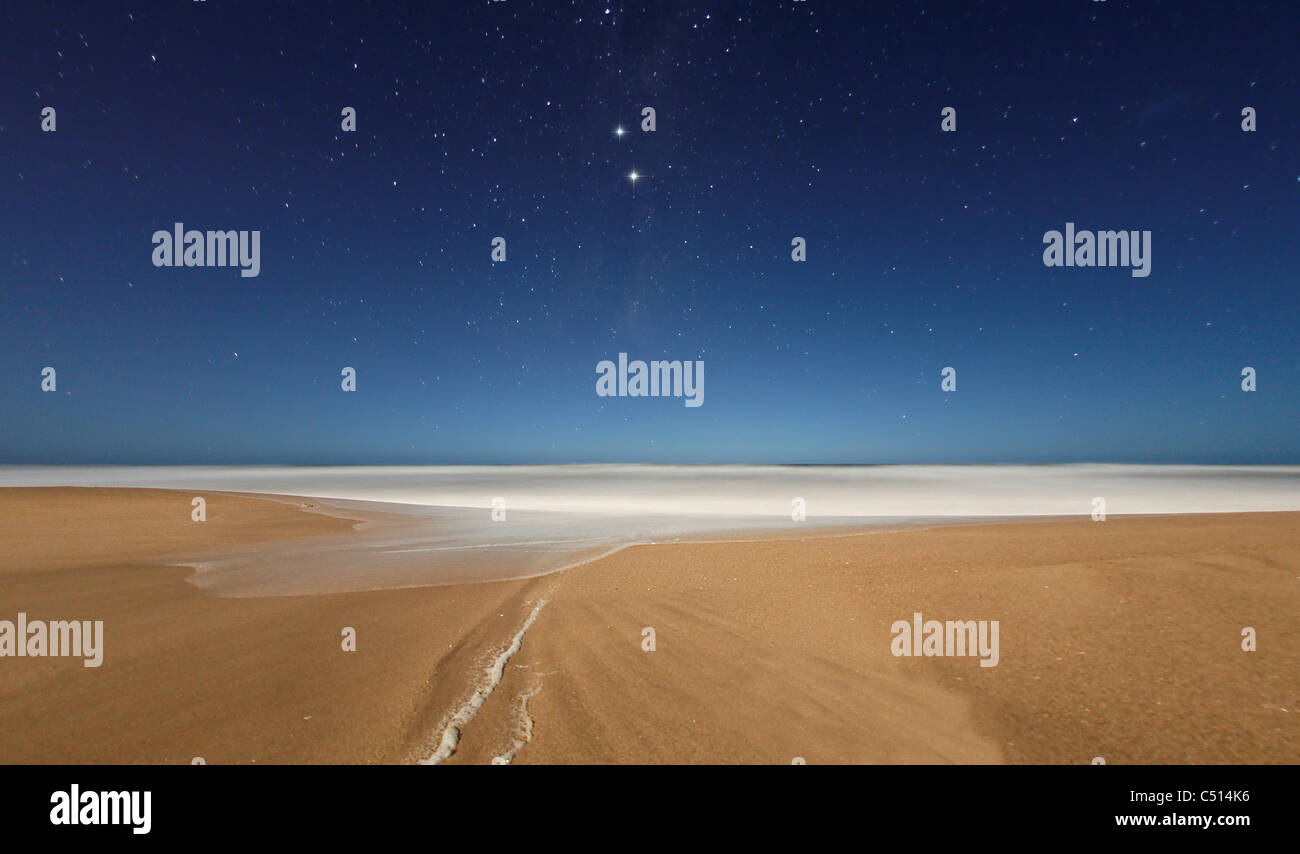 Alpha et Bêta du Centaure (la communication)) vu de la plage de Miramar, l'Argentine. Alpha est le star système le plus proche de notre Soleil. Banque D'Images