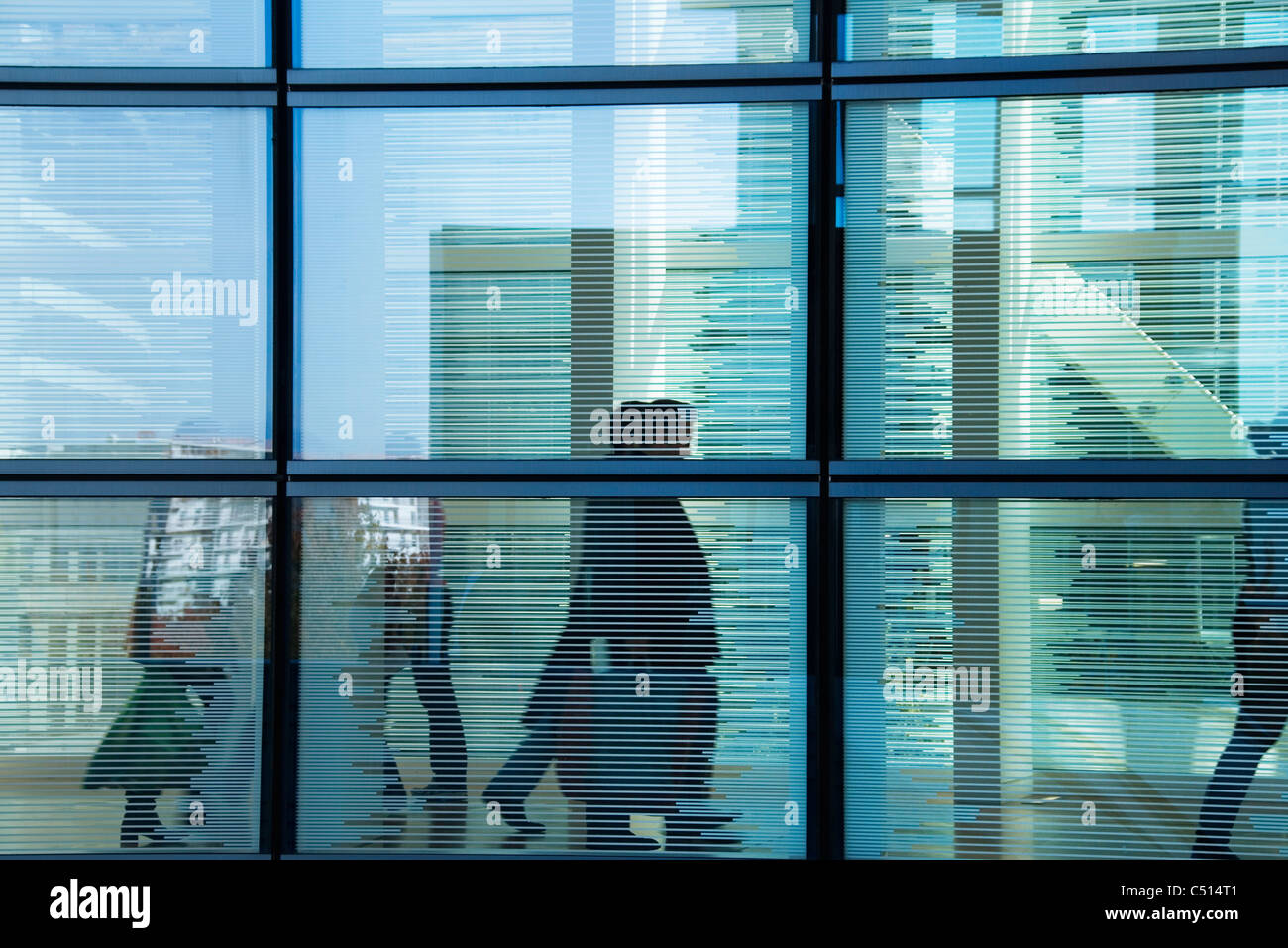 Immeuble de bureaux en verre moderne, les gens marcher à l'intérieur Banque D'Images