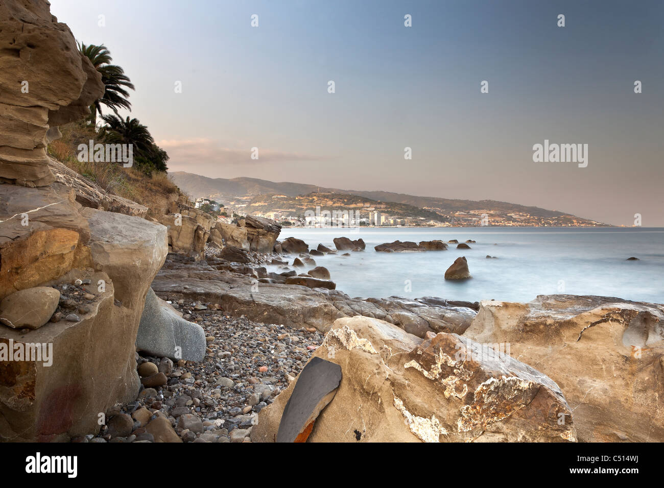 Les rochers et falaises dans la mer Méditerranée en Ligurie Bussana au coucher du soleil Banque D'Images