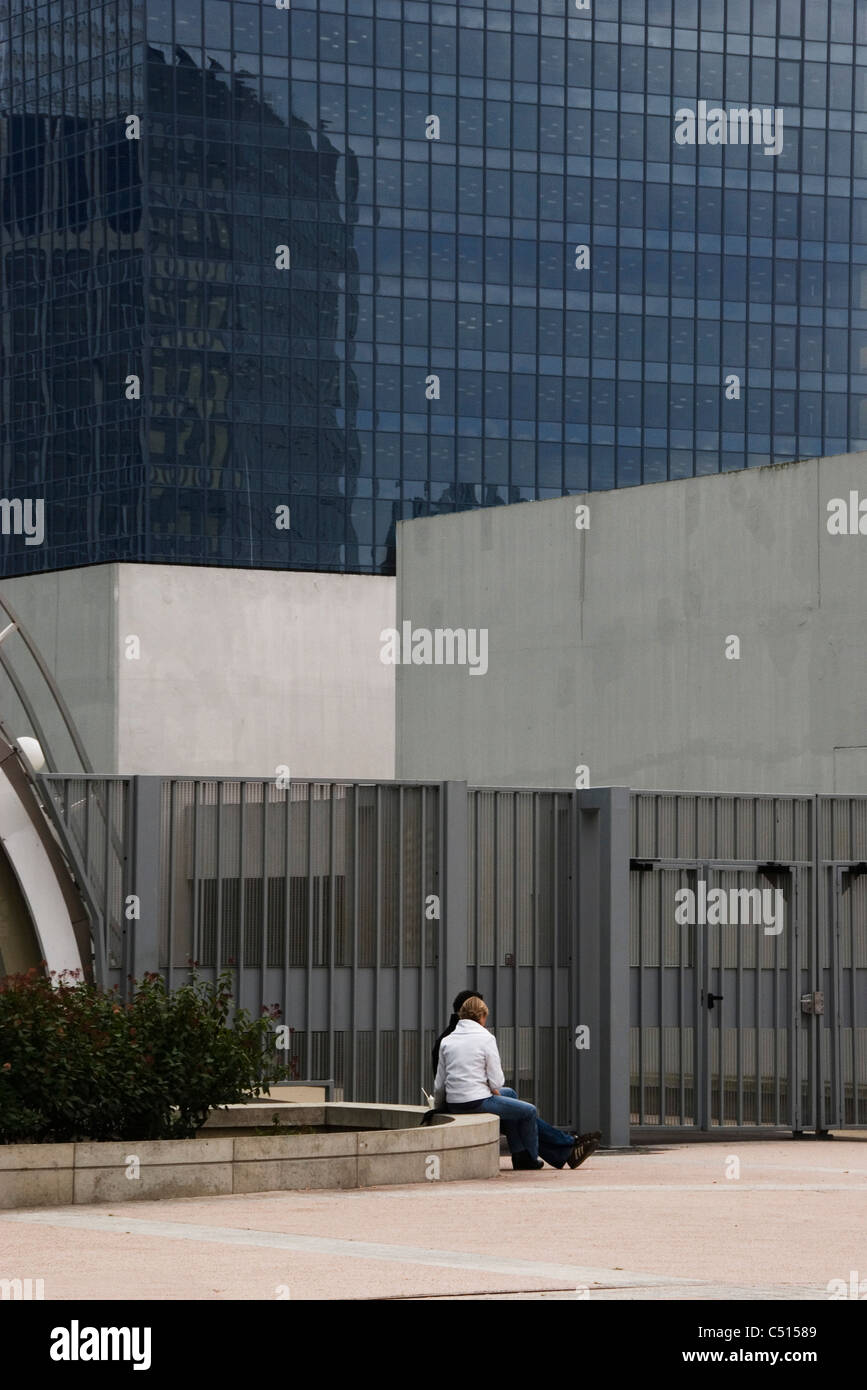 Des gens assis par gate dans office park Banque D'Images