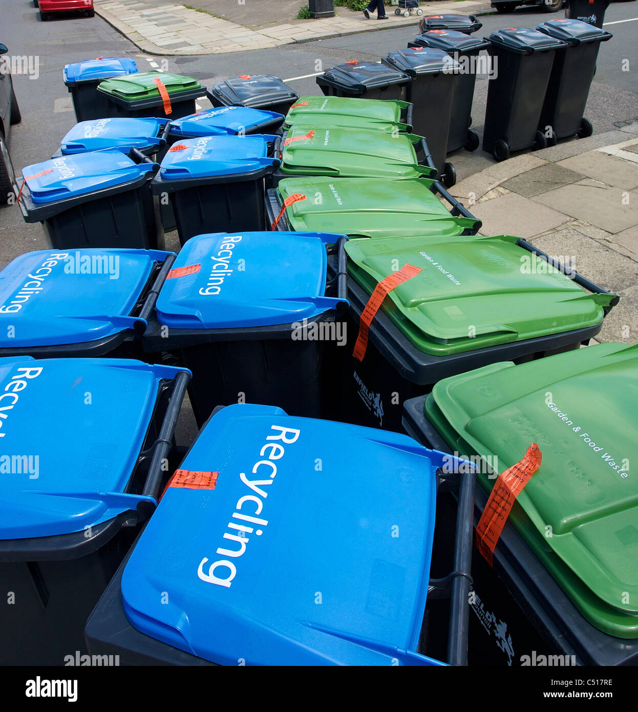 Bacs roulants mis en état pour la livraison aux résidents dans le quartier de Enfield - 01 juillet 2011 Banque D'Images