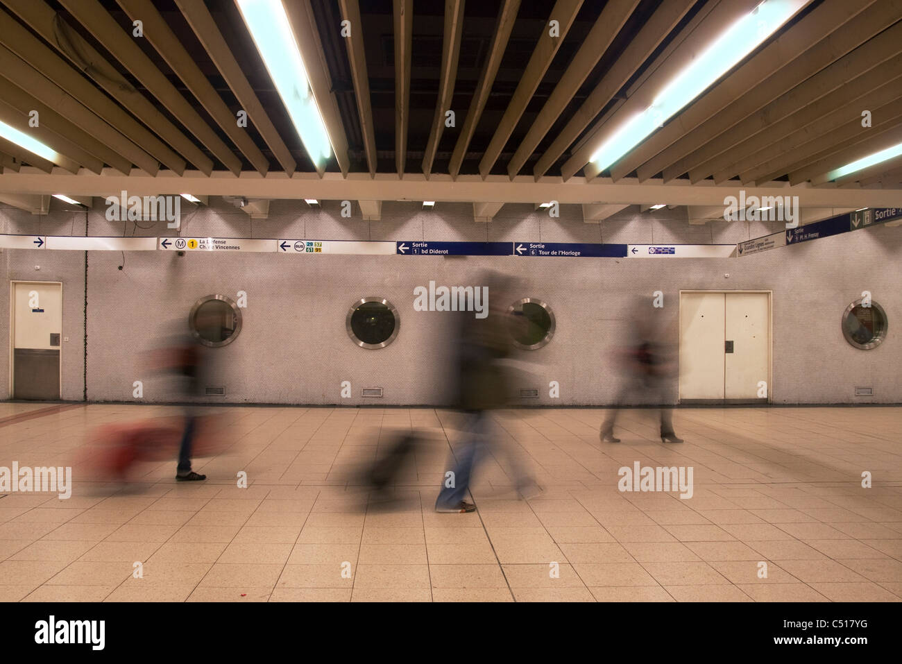 Les gens qui marchent dans la station de métro de Paris Banque D'Images