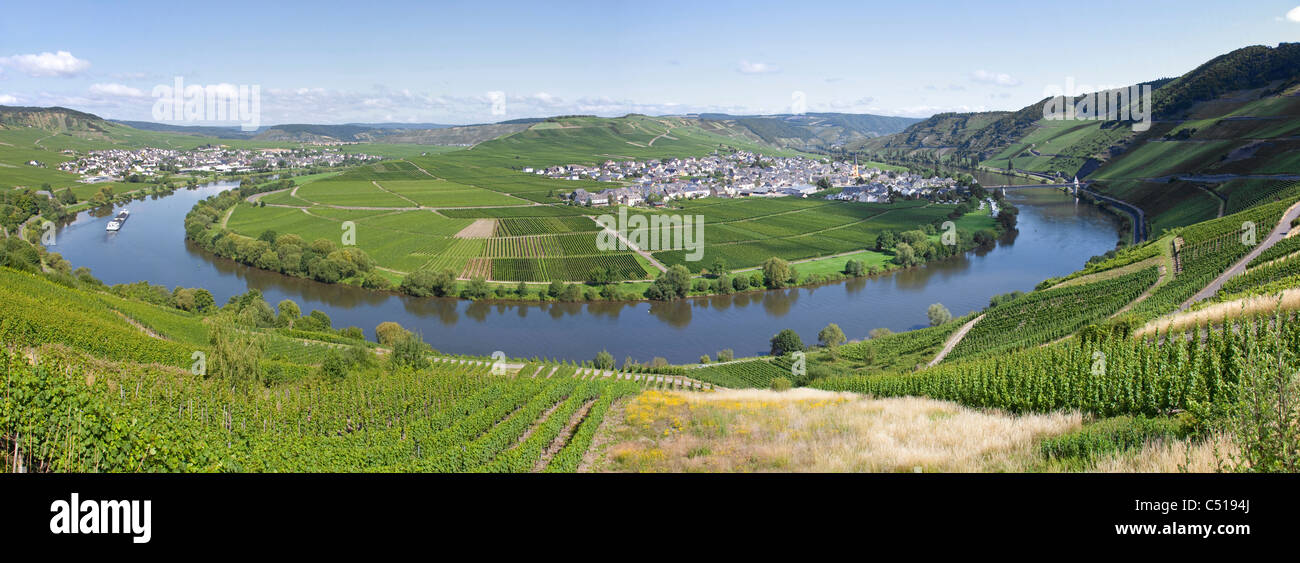 Moselle courbe aux villages viticoles trittenheim (à droite) et de Traben-trarbach(gauche), moselle, Rhénanie-Palatinat, Allemagne Banque D'Images