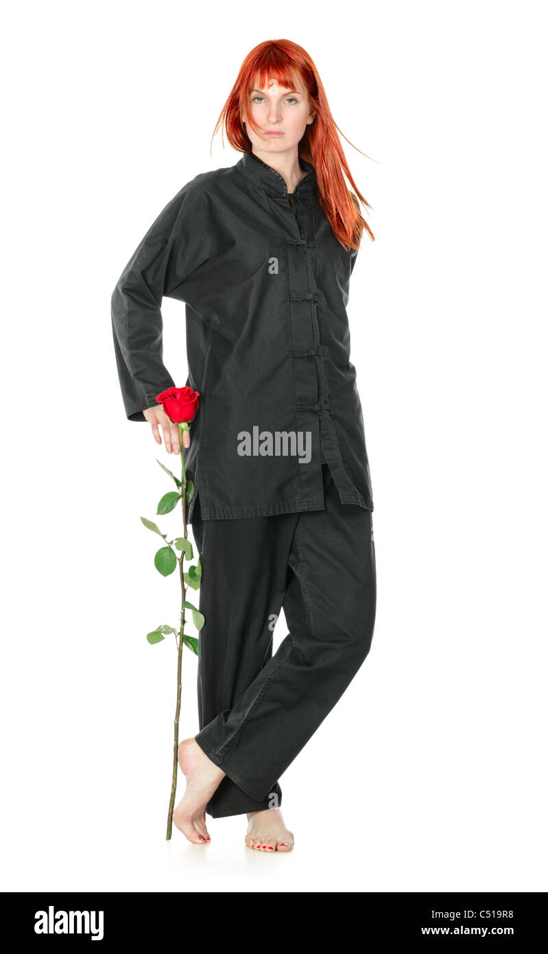 Fille en kimono noir à la rose, isolated on white Banque D'Images