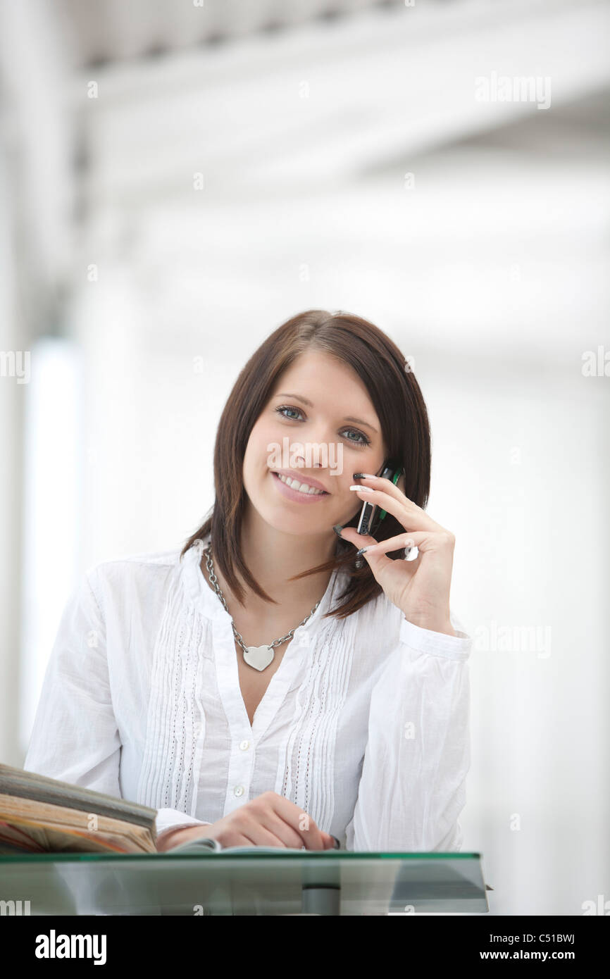 Portrait of young businesswoman talking on mobile phone Banque D'Images