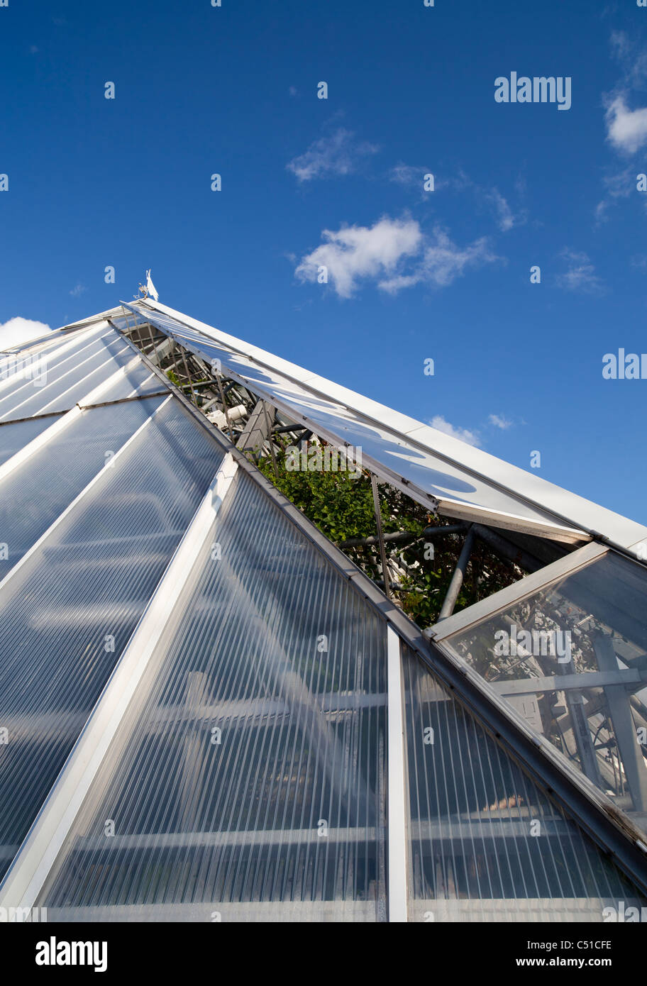 Le système de ventilation de Hothouse utilise des fenêtres en verre à moteur pour refroidir l'air à l'intérieur de la huthouse , Finlande Banque D'Images