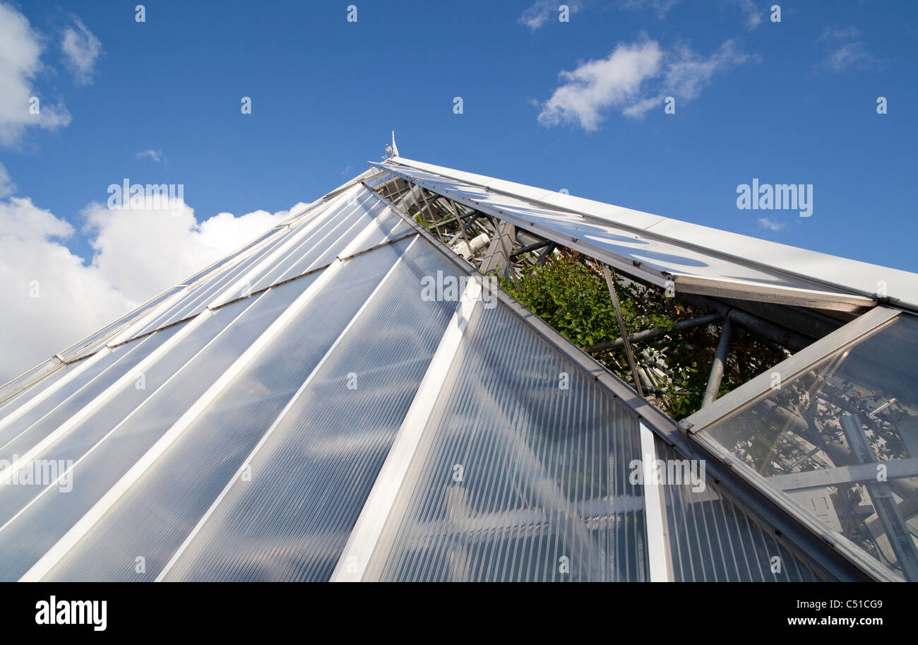 Le système de ventilation de Hothouse utilise des fenêtres en verre à moteur pour refroidir l'air à l'intérieur de la huthouse , Finlande Banque D'Images