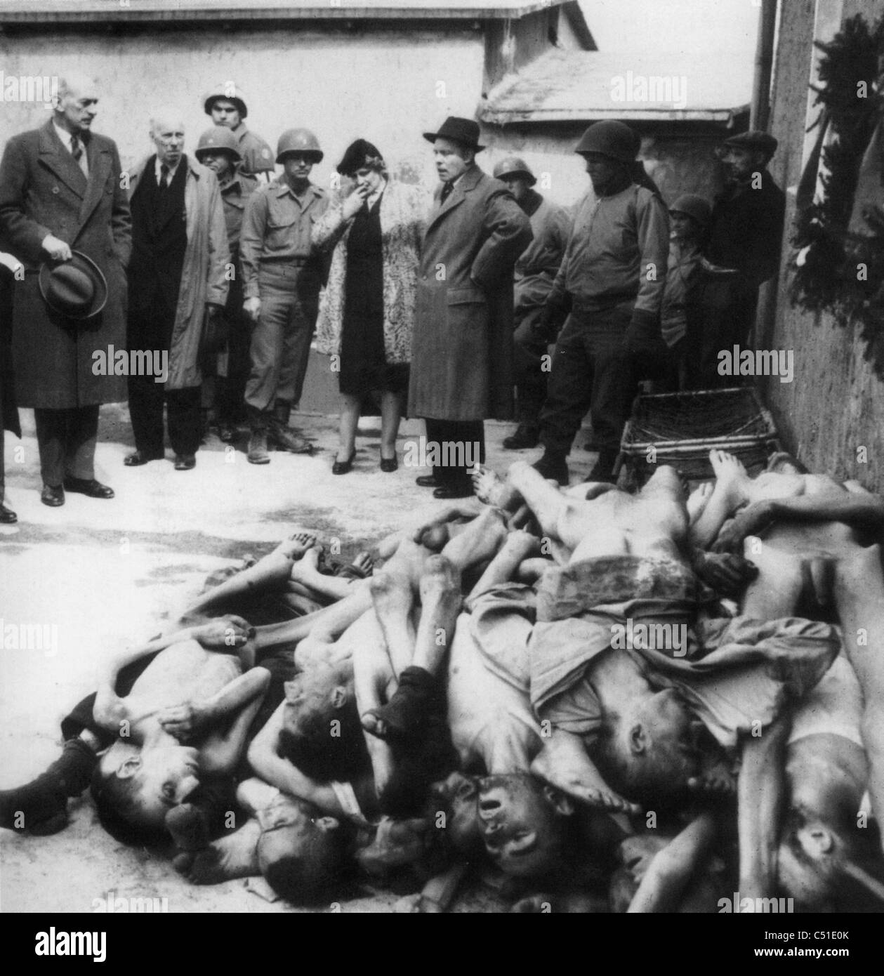 Les députés britanniques Buchenwald et les journalistes sont montré cadavres à la camp de concentration Nazi après la libération en avril 1945 Banque D'Images