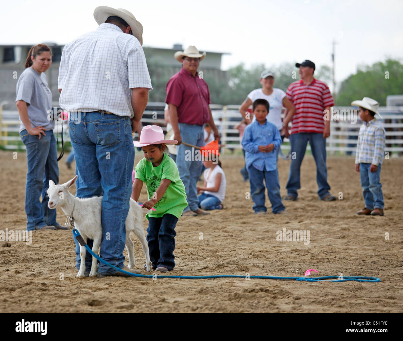 Des enfants qui jouent un jeu où ils déposer un ruban noué à la queue d'une chèvre au cours de l'Annual Eastern Shoshone Indian Days event. Banque D'Images