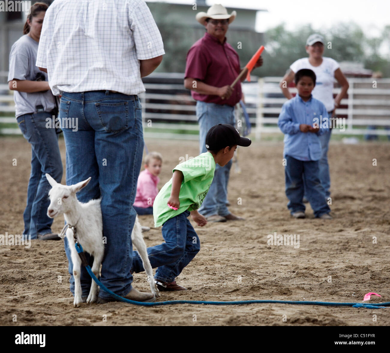 Des enfants qui jouent un jeu où ils déposer un ruban noué à la queue d'une chèvre au cours de l'Annual Eastern Shoshone Indian Days event. Banque D'Images