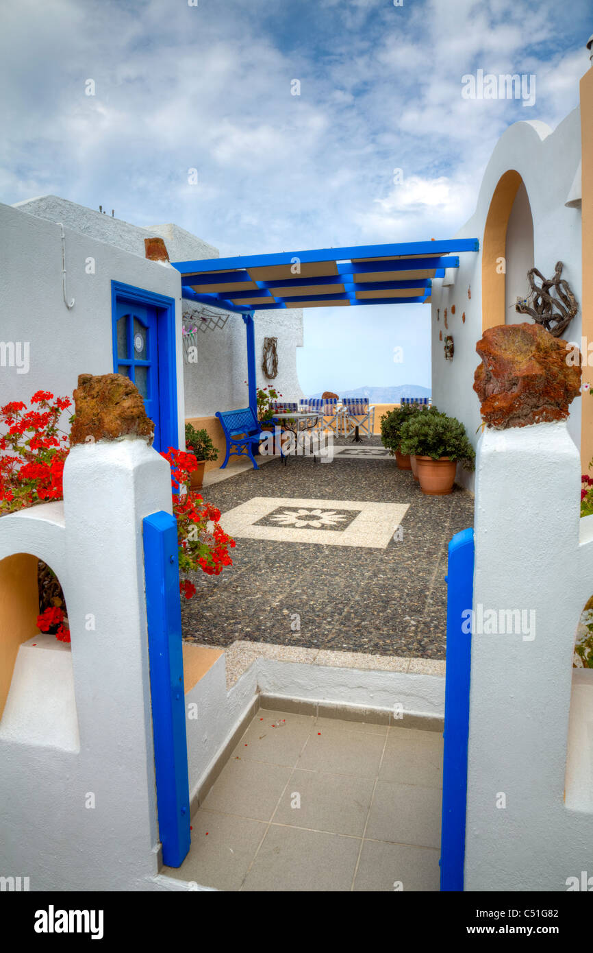 Thira, Santorin île grecque ouvrir holiday home blue gate menant à destination de vacances emblématique sur cour Banque D'Images