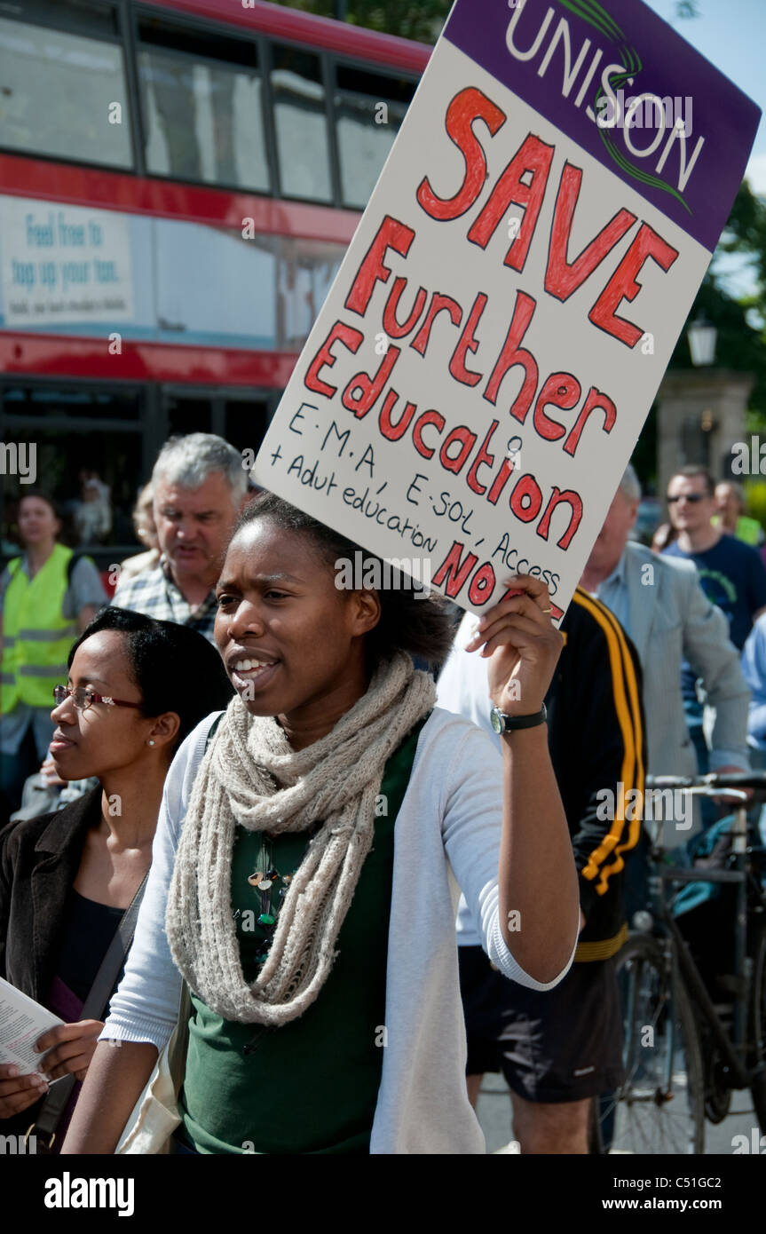 Les enseignants et les travailleurs du secteur public mars à Londres à l'appui de grèves généralisées contre les coupures et les changements proposés au pe Banque D'Images