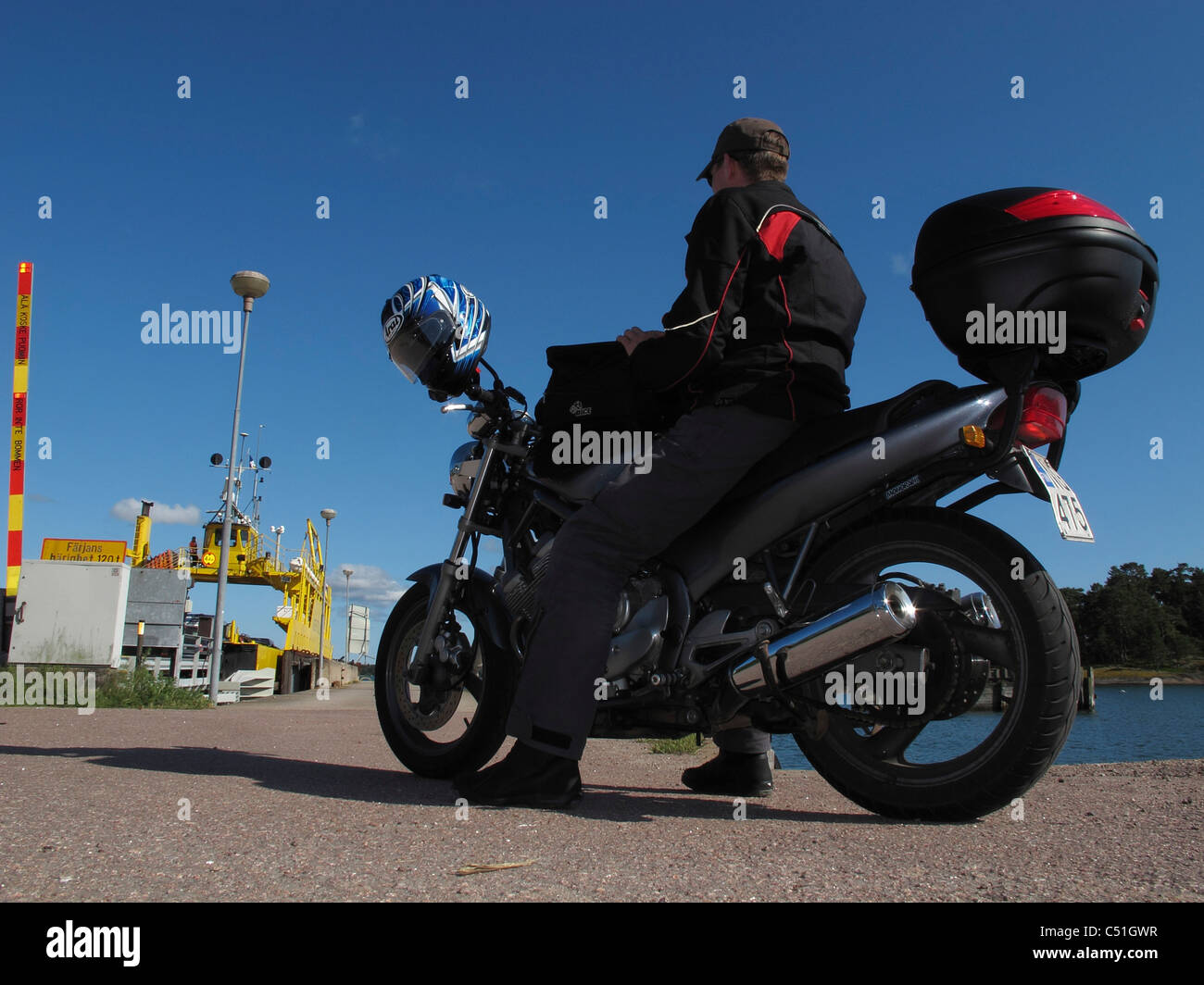 L'archipel de Turku Finlande Scandinavie. Homme avec moto en attendant de charger dans le ferry Banque D'Images