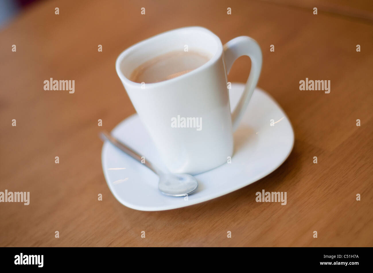Une tasse de café avec une cuillère à café d'un café. Banque D'Images