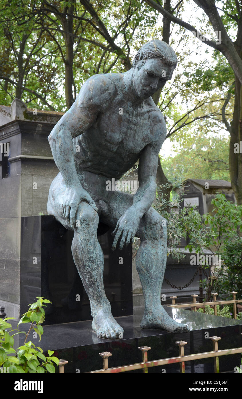 L'chiffre de Jean Bauchet (1906-95) sculpté par Bertrand Richard, une fois  propriétaire du Moulin Rouge, est assis sur sa tombe au cimetière de  Montmartre Photo Stock - Alamy