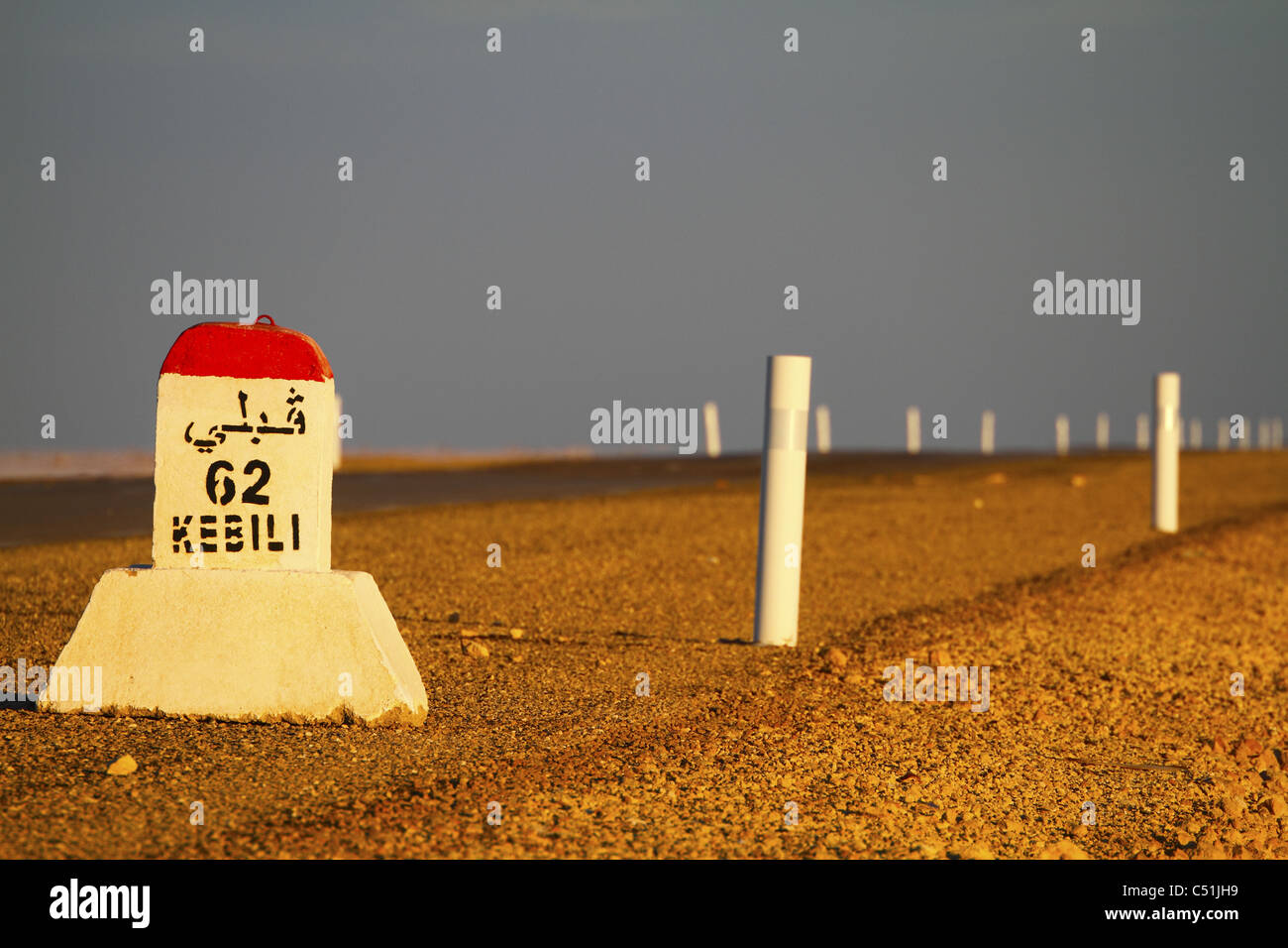 L'Afrique, Tunisie, chott El Jerid, autoroute entre Tozeur et Kebili, panneau à distance Banque D'Images