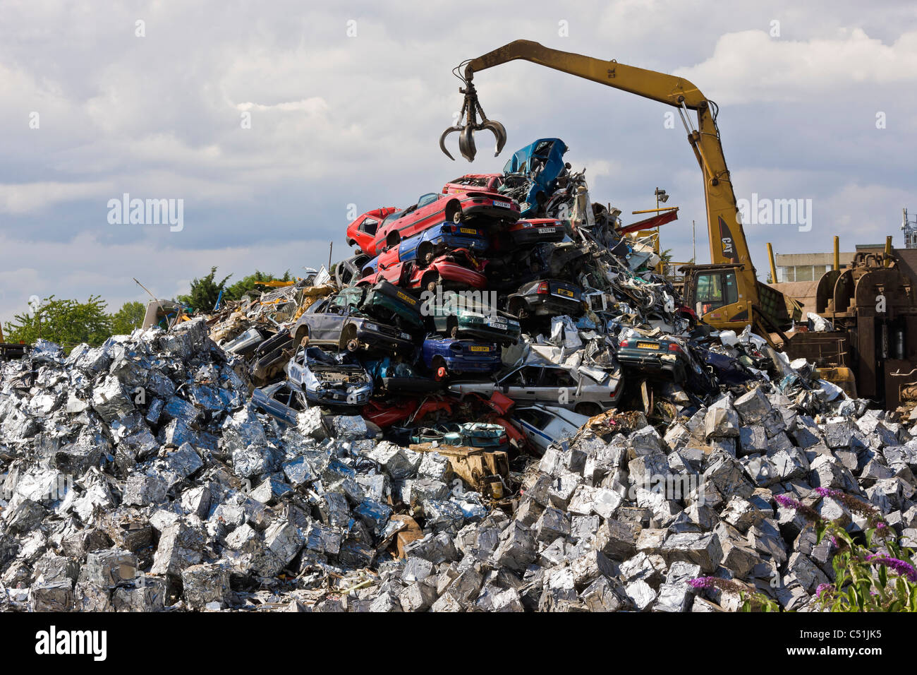 Les vieilles voitures à la casse et écrasée en cubes au recyclage ferrailles. JMH5096 Banque D'Images