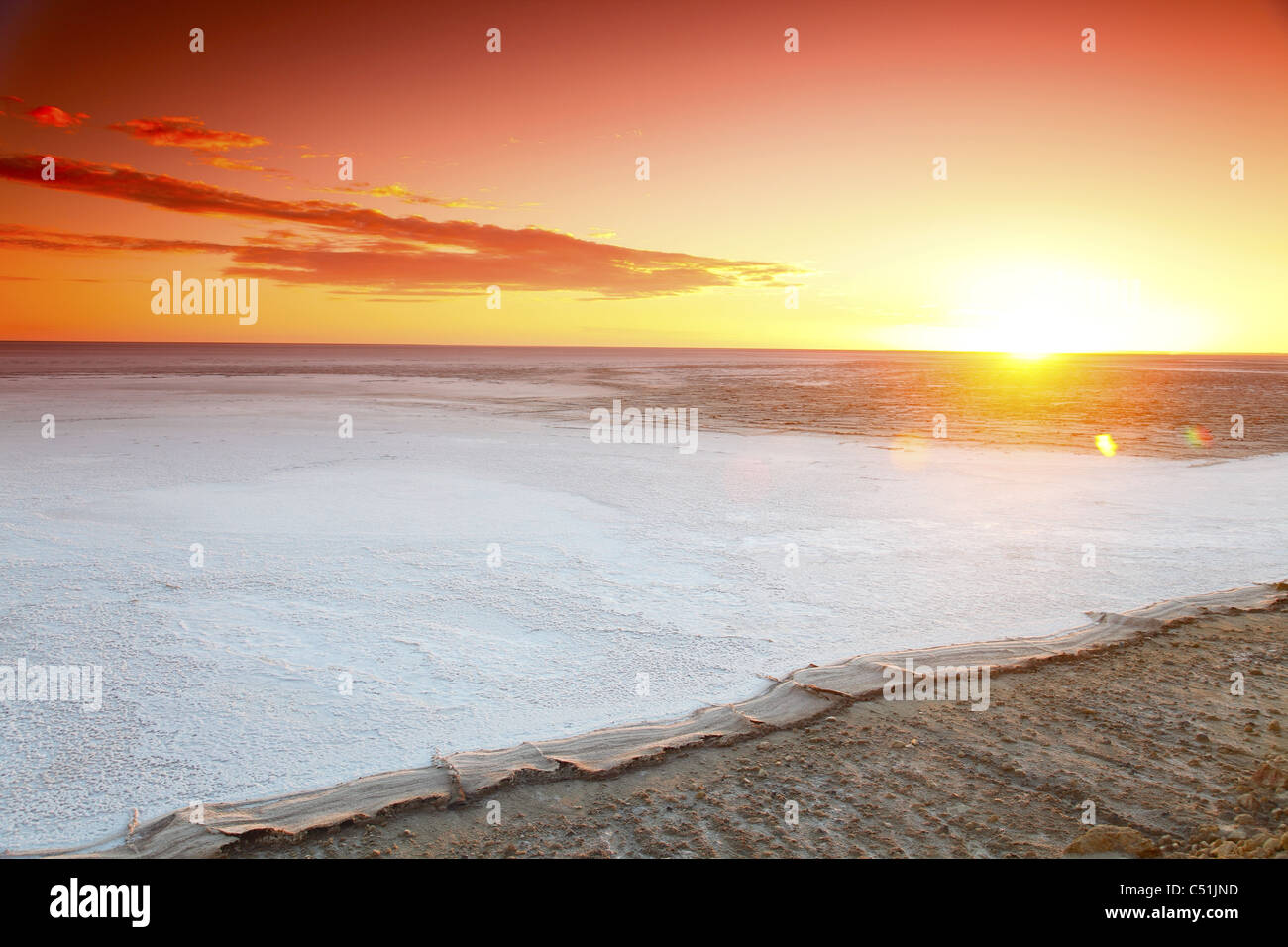 L'Afrique, Tunisie, chott El Jerid, télévision sel sec Lac entre Tozeur et Kebili, Coucher du Soleil Banque D'Images