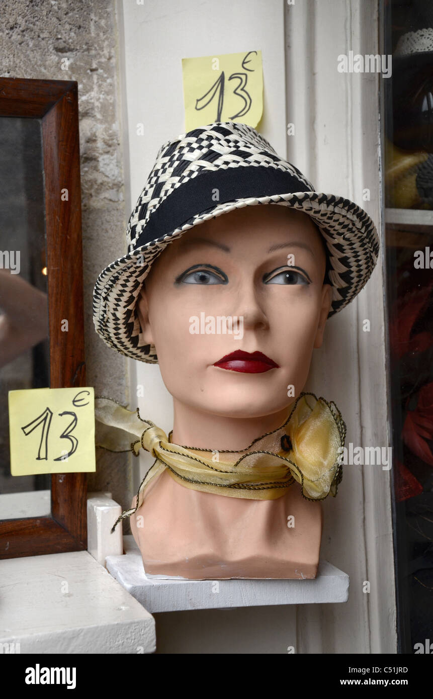 La tête de mannequin avec chapeau à l'extérieur d'une boutique de la Place  des Vosges, Paris Photo Stock - Alamy