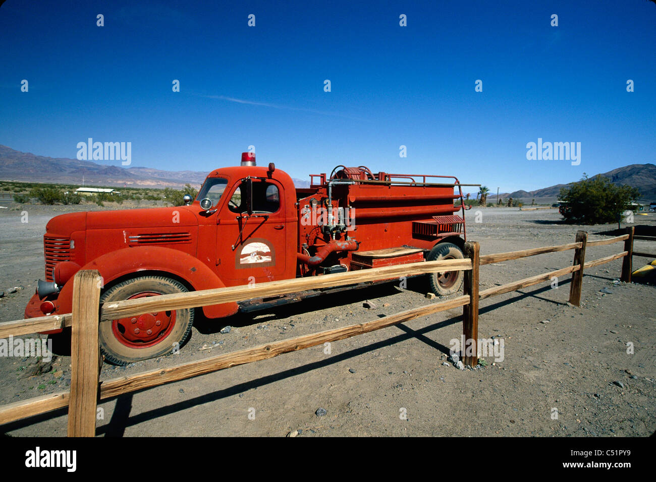 Camion rouge à Burnt Wagon Point, Stovepipe Wells, la Death Valley, Californie Banque D'Images