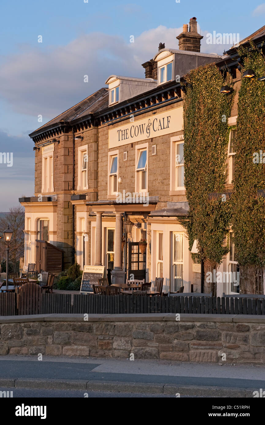 The Cow and Calf Hotel, restaurant traditionnel de pub de campagne (extérieur) et salon extérieur (Vintage Inns) - Ilkley Moor, West Yorkshire, Angleterre, Royaume-Uni Banque D'Images