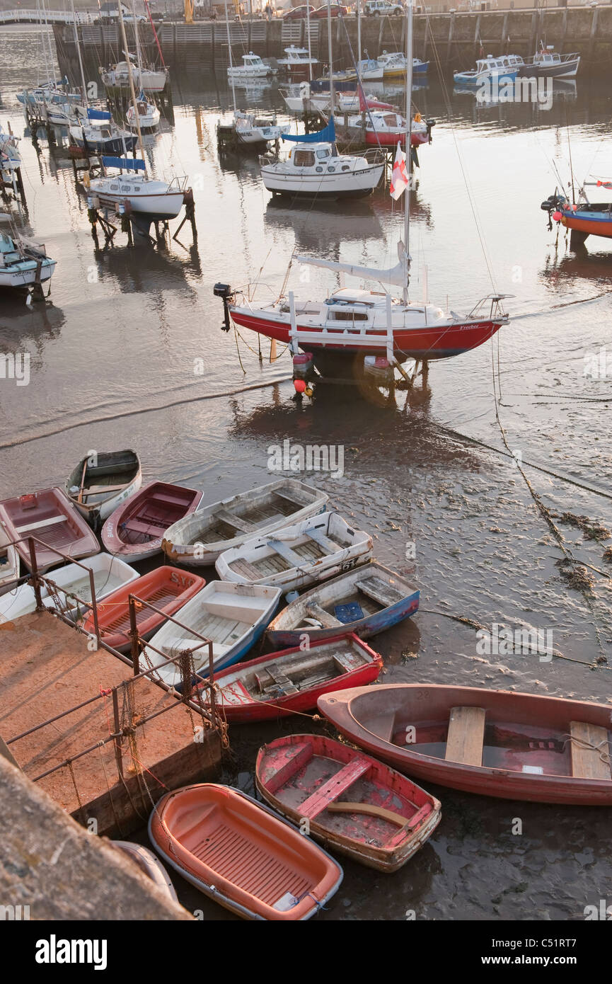 Port extérieur de Scarborough amarres pour les bateaux de loisirs (yachts et petits bateaux de plaisance) amarrés à marée basse dans la boue - Côte du Yorkshire du Nord, Angleterre, Royaume-Uni. Banque D'Images