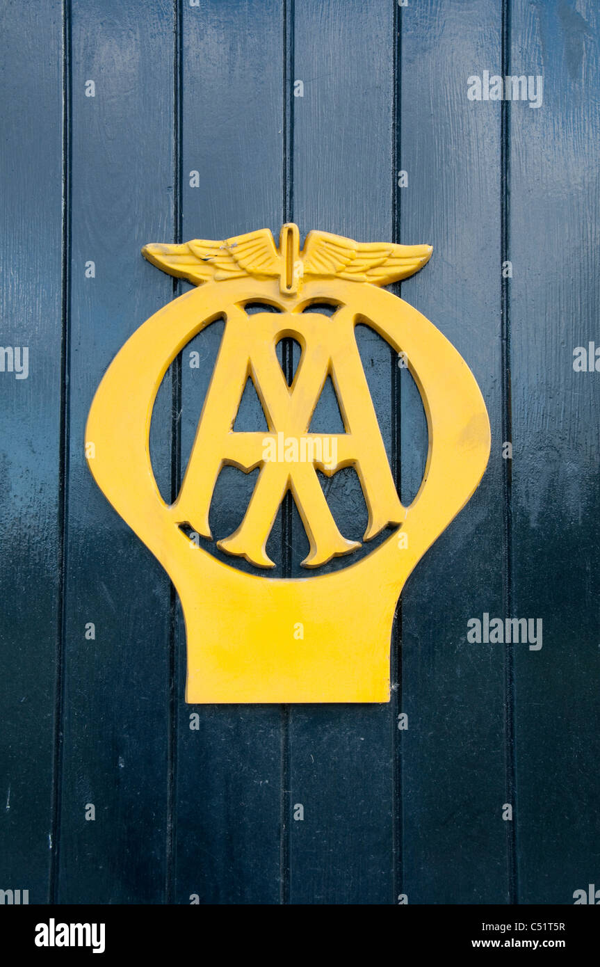 Logo jaune de l'AA automobile Association gros plan (sur la boîte 442 - borne téléphonique historique emblématique en bord de route) - Aysgarth, North Yorkshire, Angleterre, Royaume-Uni. Banque D'Images