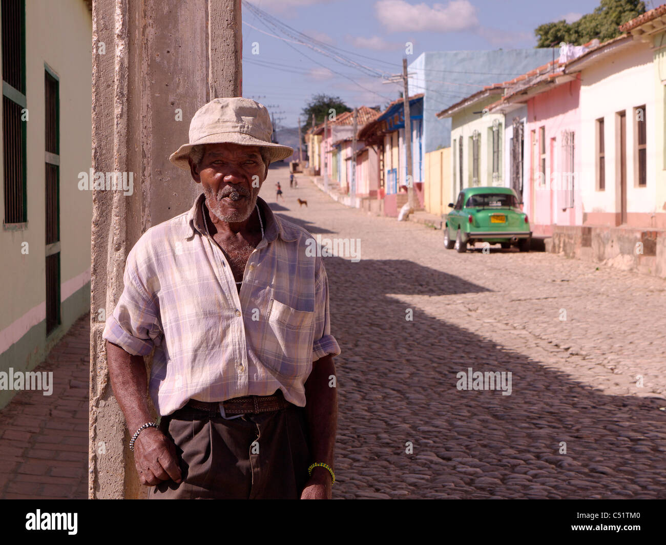 Local avec cigare dans les rues de Trinidad, Cuba Banque D'Images