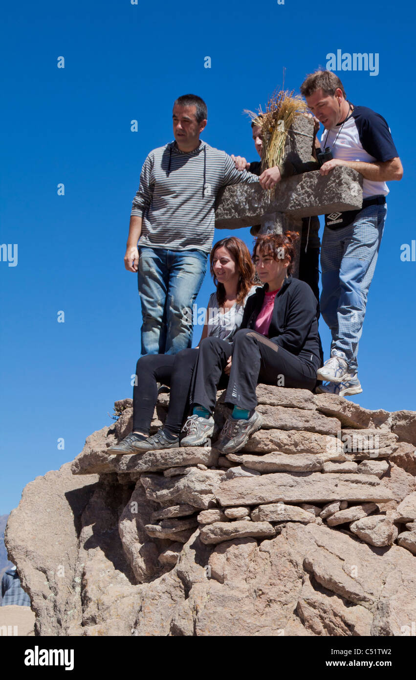 Les touristes qui pose pour des photos à La Cruz del Condor, Canyon de Colca, Pérou Banque D'Images