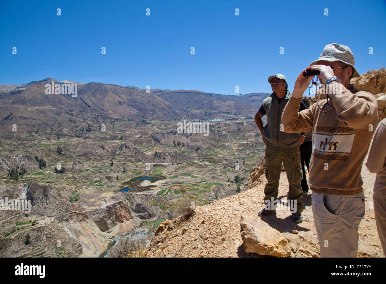 Les touristes à la recherche sur les terrasses collagua, Canyon de Colca, Pérou Banque D'Images