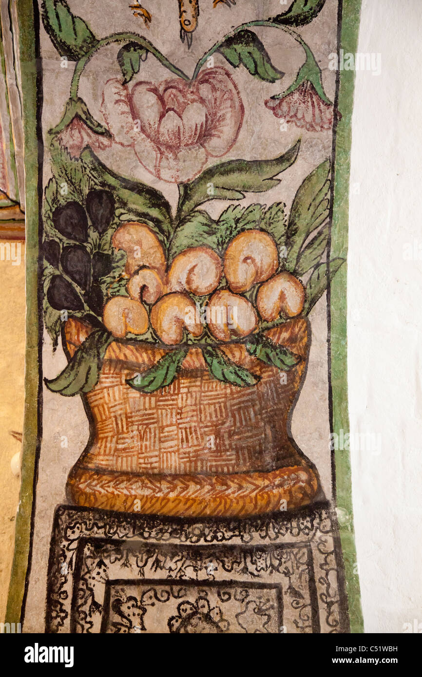 Peinture sur un arc dans l'église coloniale à Chivay, Pérou Banque D'Images