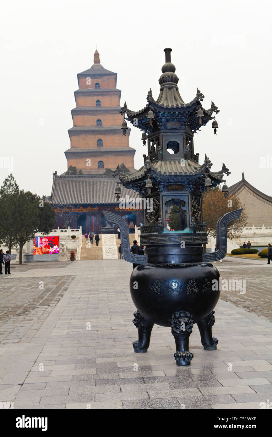 Brûleur en ornement dans la cour de la Grande Pagode de l'Oie Sauvage ; Xian Shaanxi ; Chine ; Banque D'Images