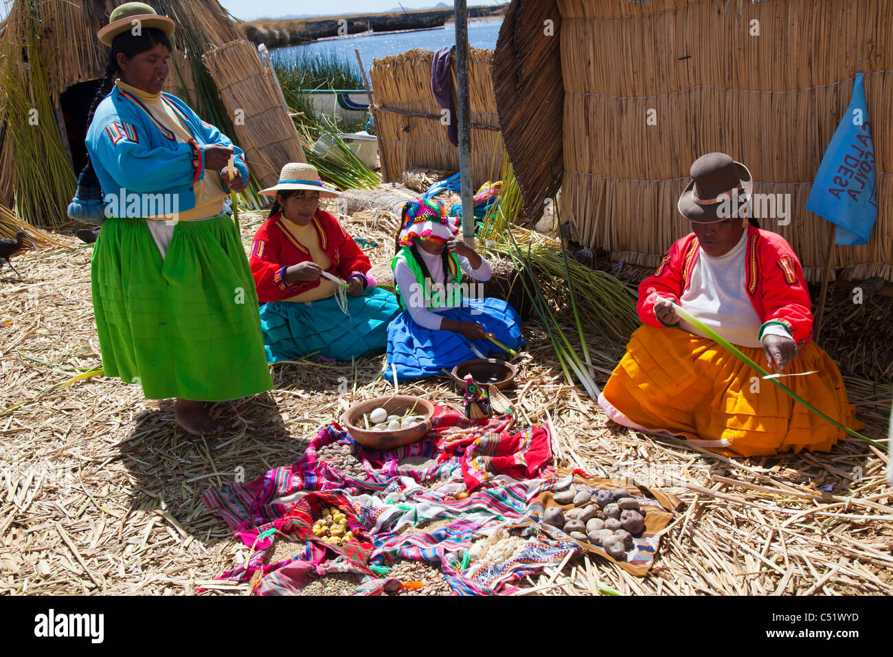 Groupe familial traditionnel sur les îles Uros, Lac Titicaca, Pérou Banque D'Images