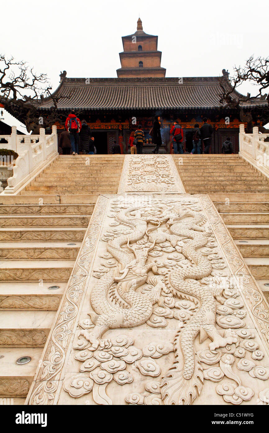 Ssteps avec motifs Dragon jusqu'à la Grande Pagode de l'Oie Sauvage, Xian, Shaanxi, Chine Banque D'Images