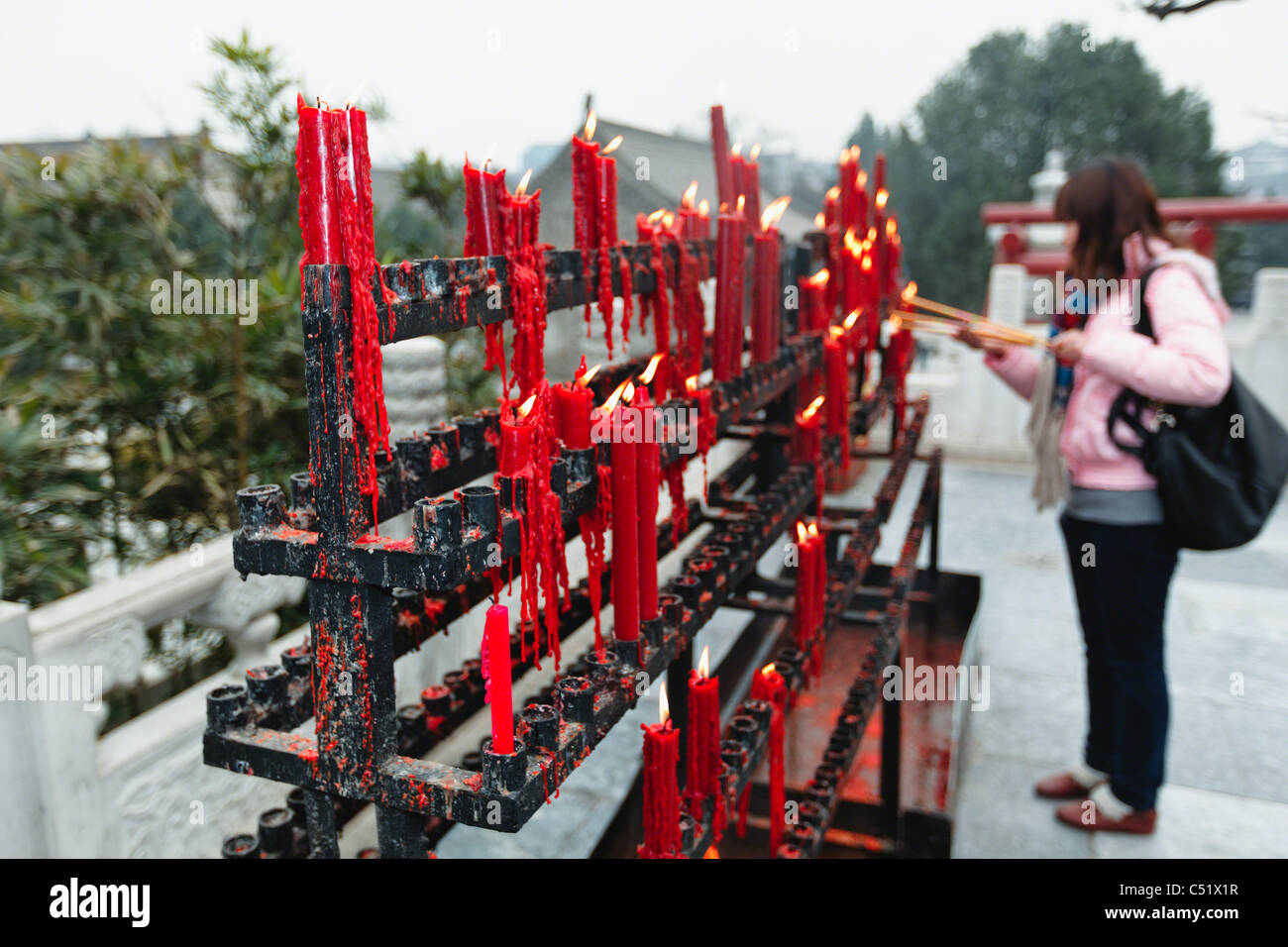 Bougies allumées dans le sol du Temple, la Grande Pagode de l'Oie Sauvage, Xxian, Shaanxi, Chine Banque D'Images