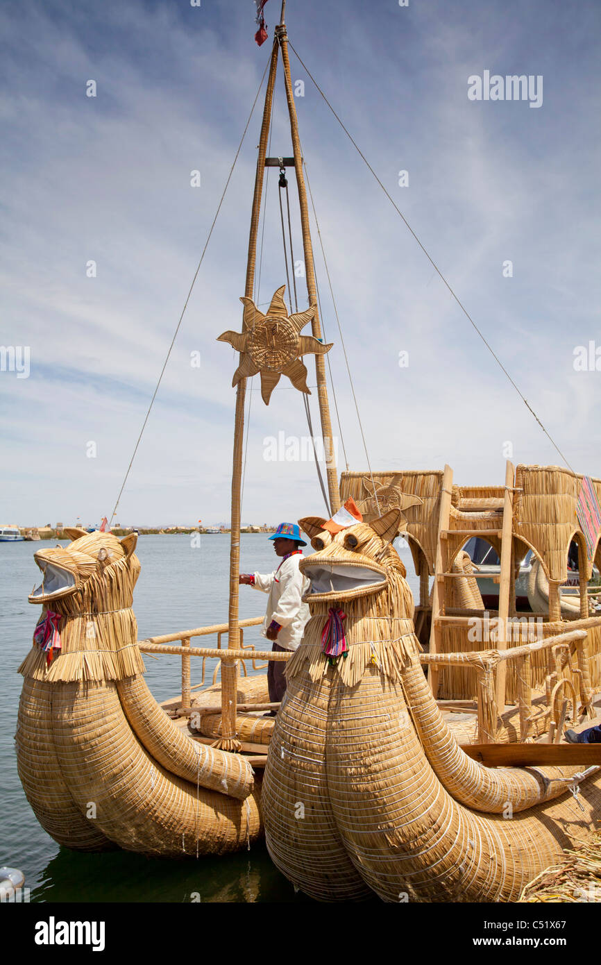 Bateaux de roseaux à l'Îles des Uros, Lac Titicaca, Pérou Banque D'Images