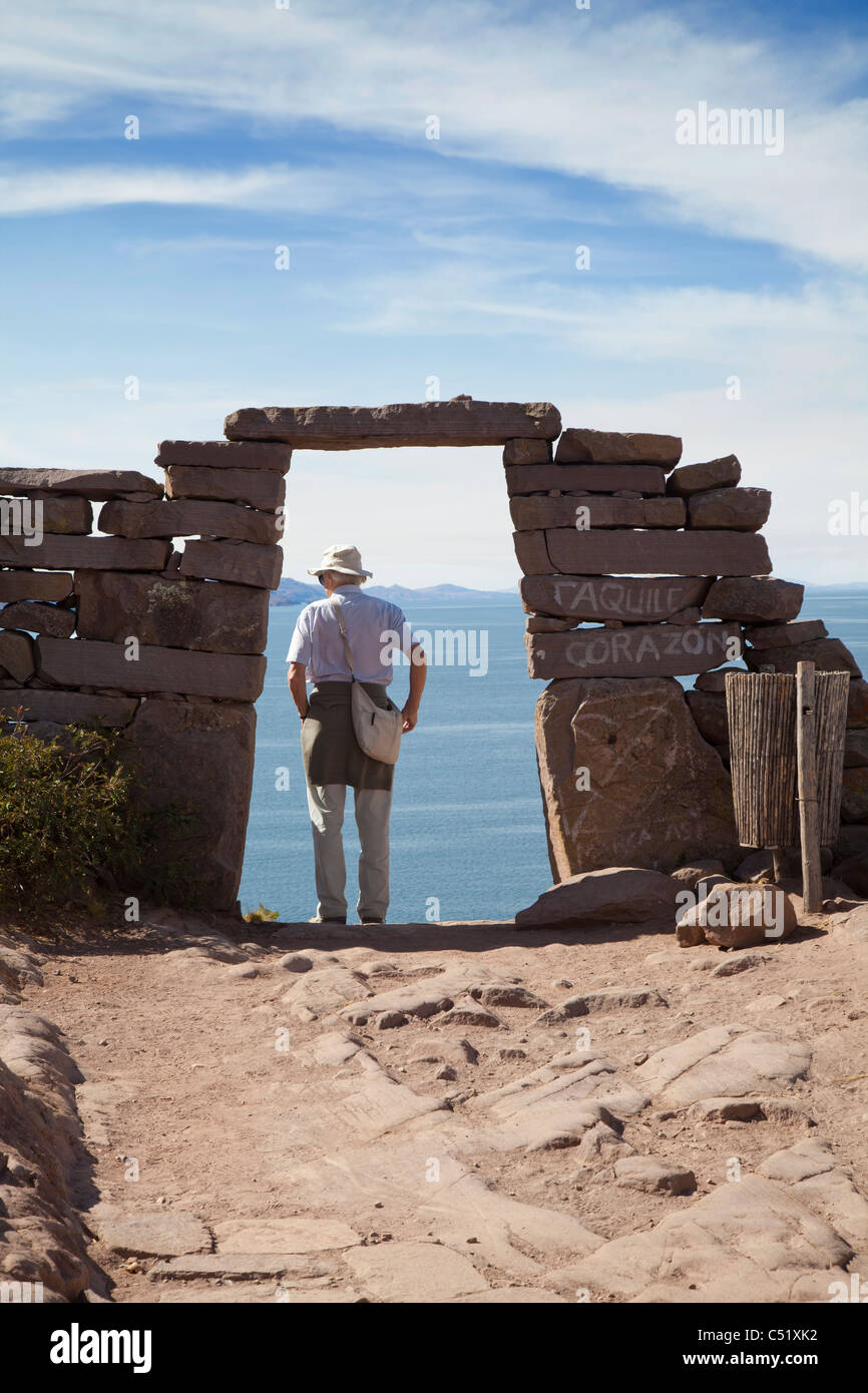 Tourist à admirer la vue de l'île de Taquile, Lac Titicaca, Pérou Banque D'Images