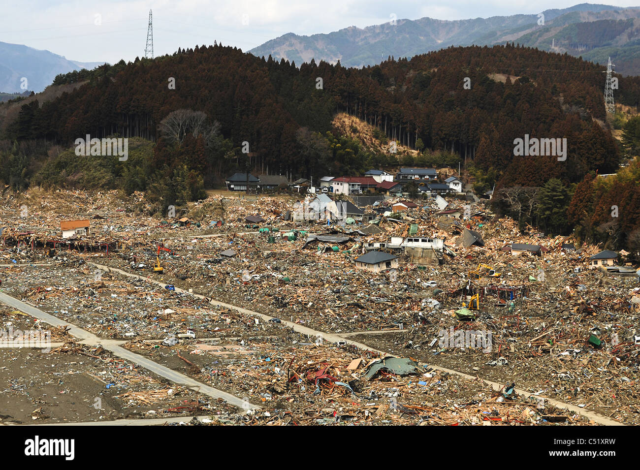 Vue aérienne de l'a dévasté le long de la côte nord-est du Japon après le séisme et le tsunami du 25 mars 2011. Banque D'Images