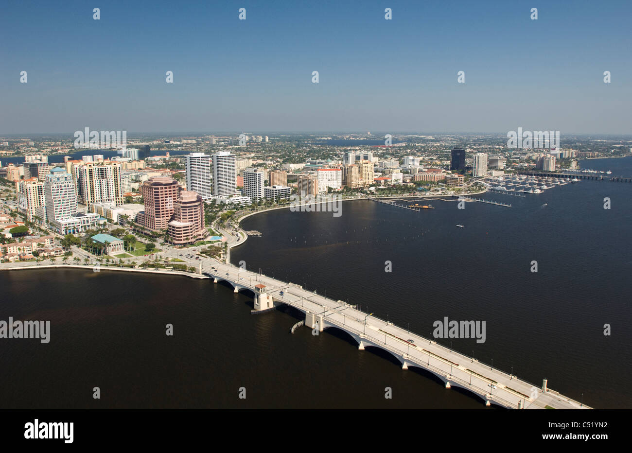 West Palm Beach , Florida Centre-ville d'édifices de la ville et Pont Royal Park Banque D'Images