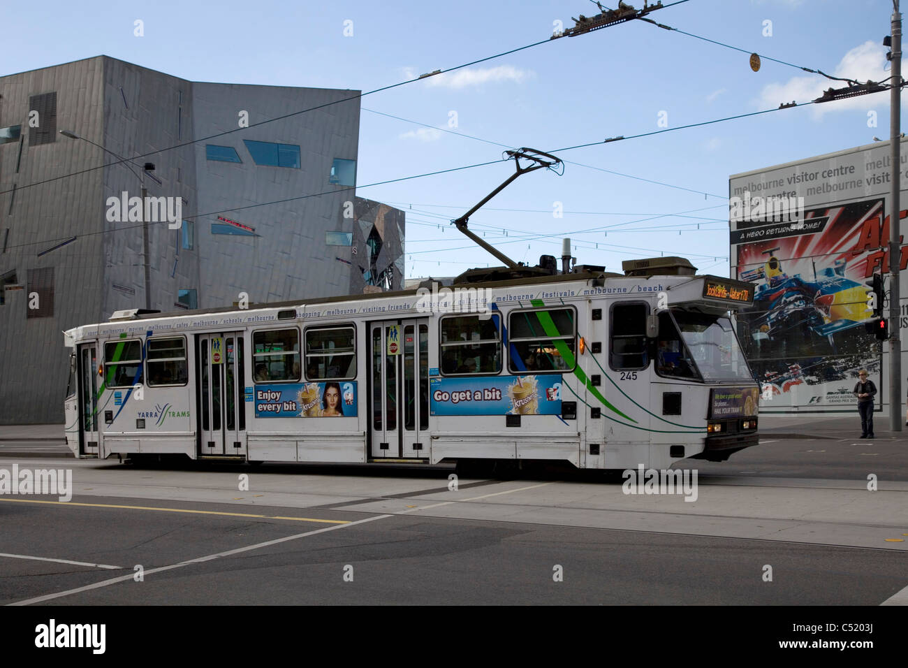 Le tramway électrique à Melbourne, Victoria. En dehors de la place de la Fédération Banque D'Images