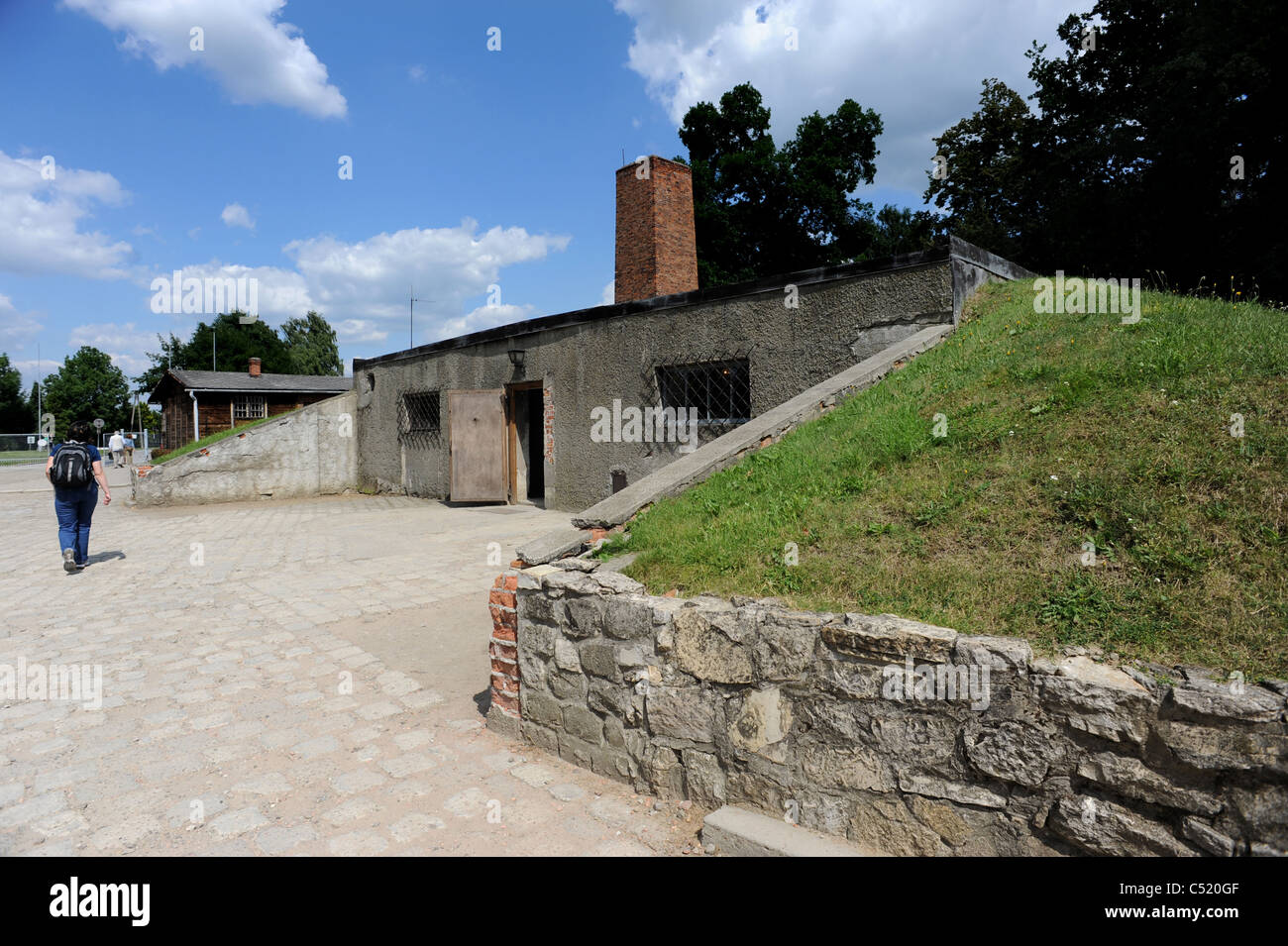 Ancien camp de concentration d'Auschwitz 1 et maintenant un musée de l'État - un touriste passe devant la chambre à gaz et d'un crématorium Banque D'Images