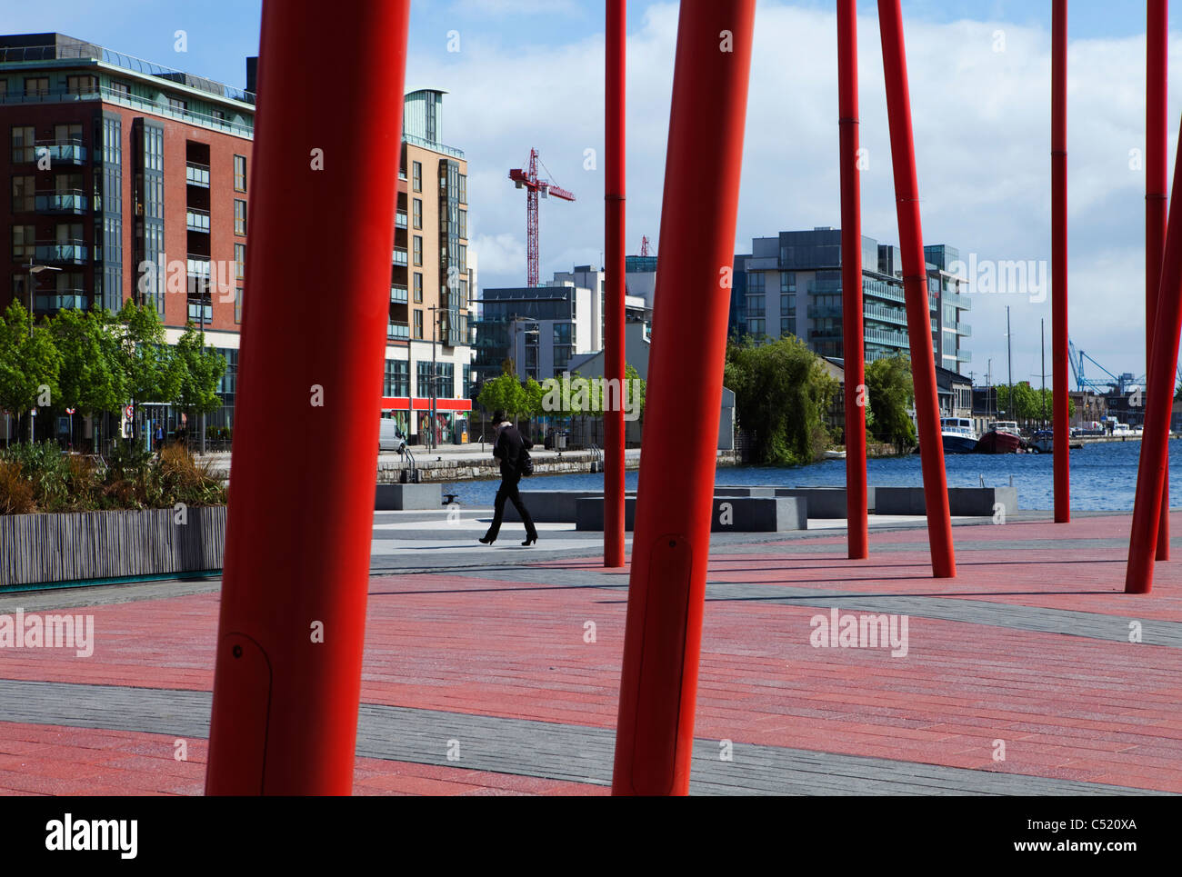 La sculpture moderne près du Grand Bassin du canal, la ville de Dublin, Irlande Banque D'Images