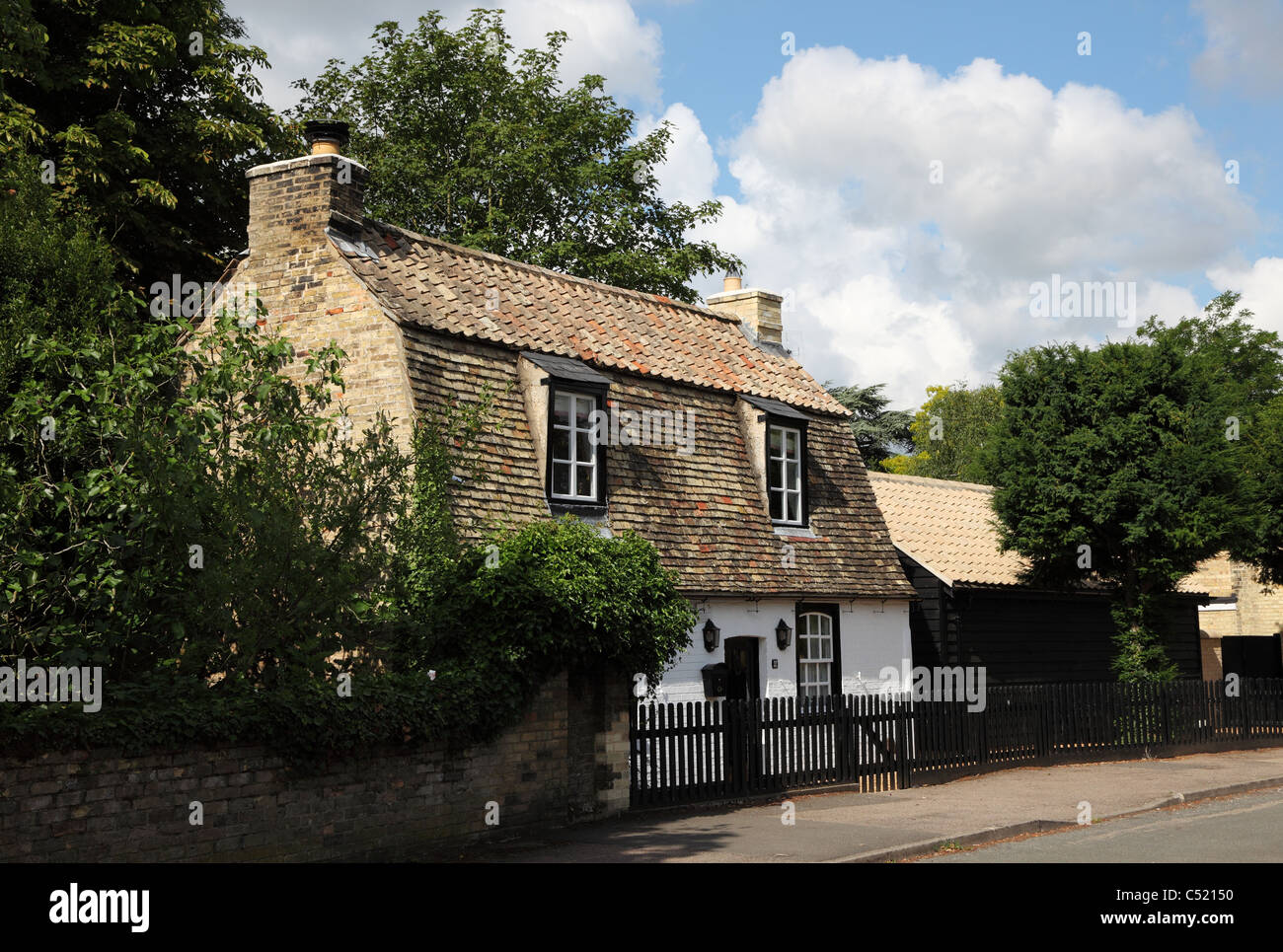 Cottage avec un toit de style hollandais Milton Cambridgeshire Banque D'Images