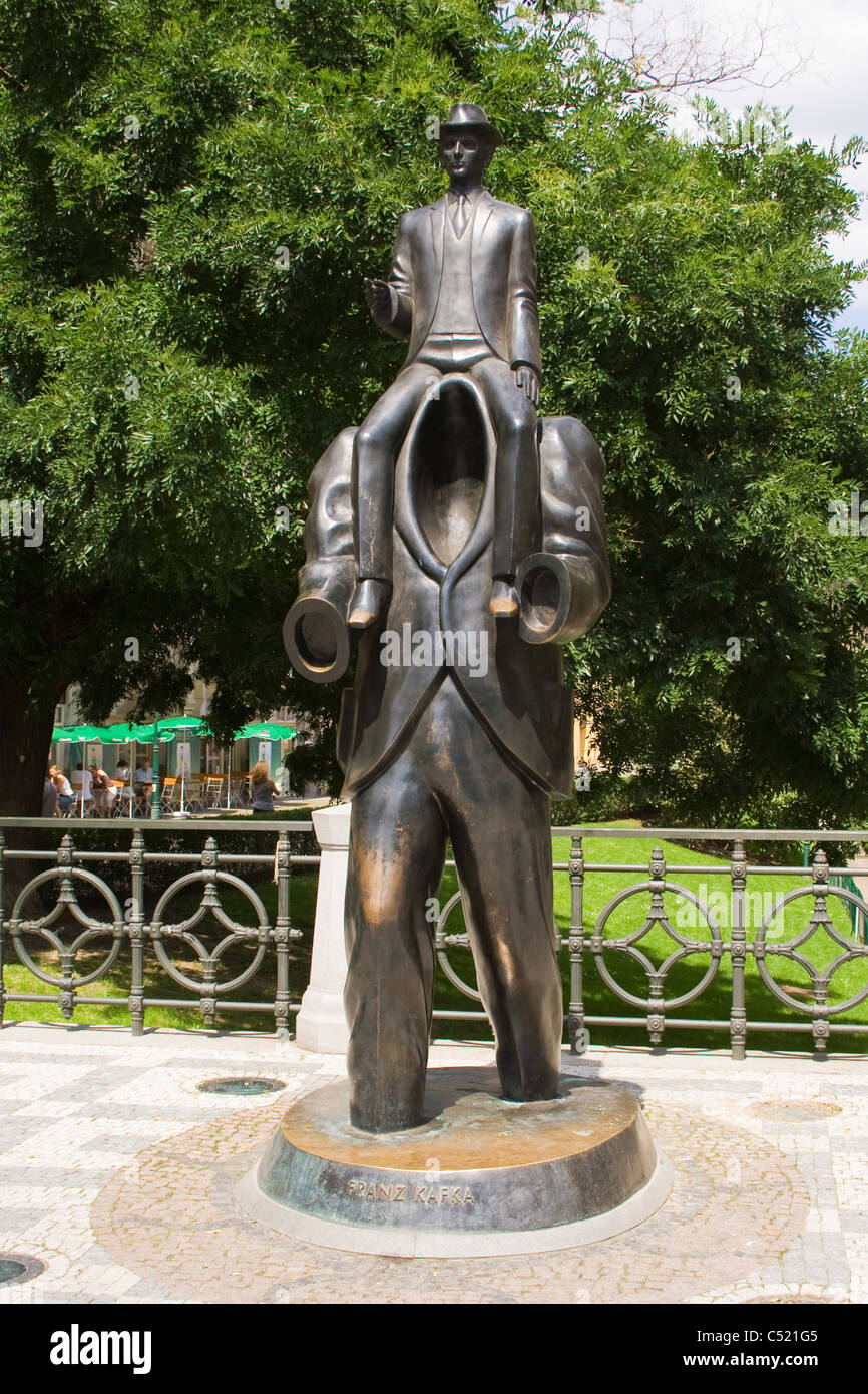 Homme assis sur un homme, Franz Kafka sculpture en face de la synagogue Espagnole, le quartier juif, Prague, République Tchèque, Europe Banque D'Images