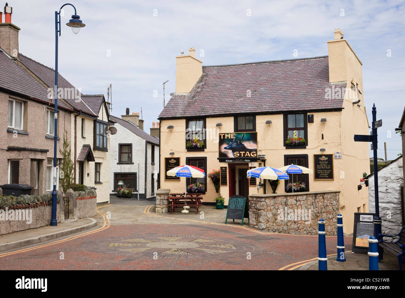 Cemaes, Isle of Anglesey, au nord du Pays de Galles, Royaume-Uni, Angleterre. Le pub Stag dans village le plus au nord du Pays de Galles. Banque D'Images