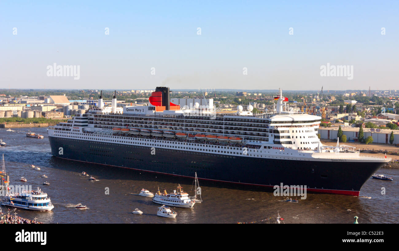 Queen Mary 2 à la parade lors de croisière 822. Anniversaire du port, Hambourg, Allemagne Banque D'Images