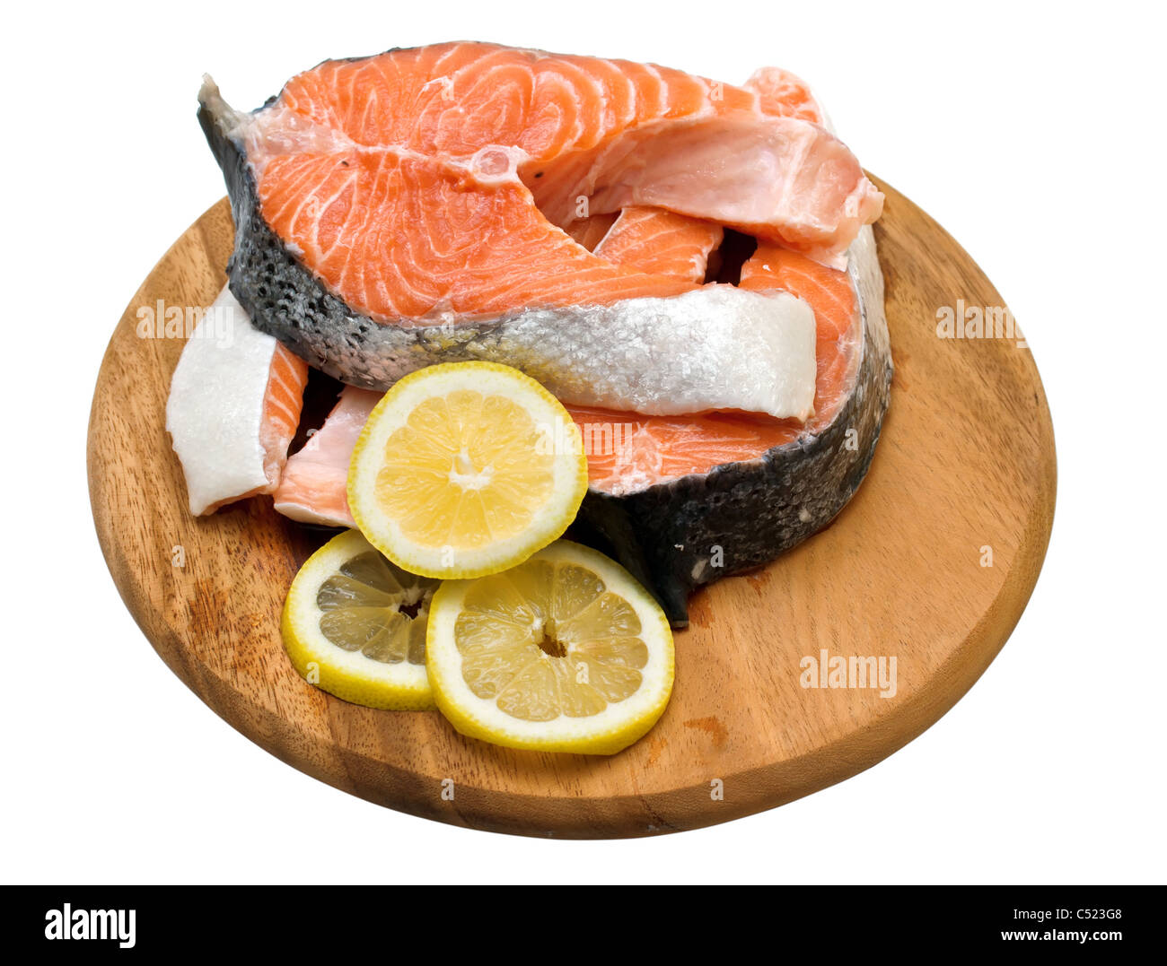 Les filets de saumon au citron sur un fond blanc Banque D'Images