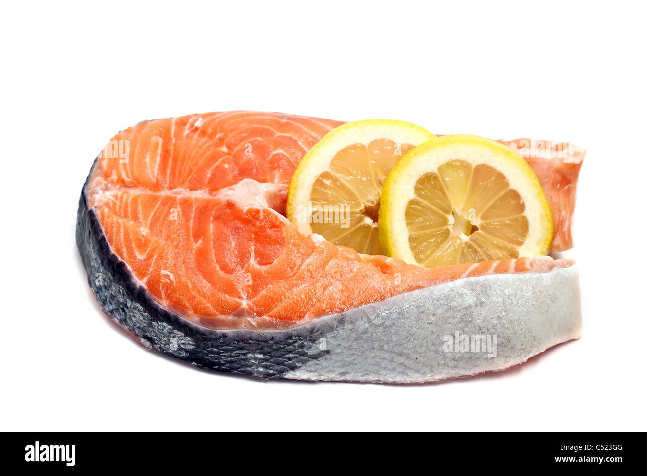 Les filets de saumon au citron sur un fond blanc Banque D'Images
