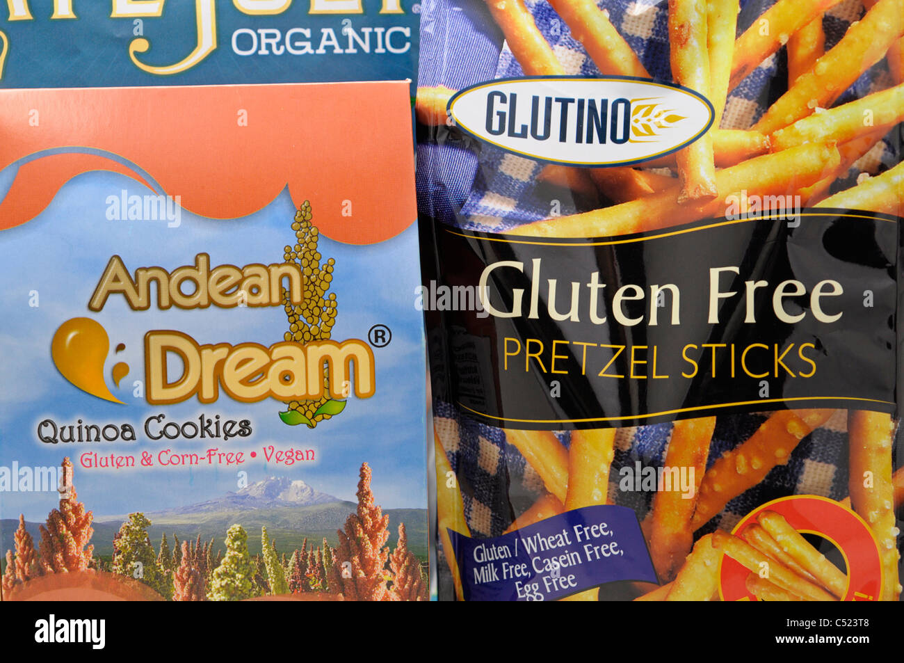 Produits alimentaires sans gluten, bâtonnets de bretzel et témoins de quinoa Banque D'Images