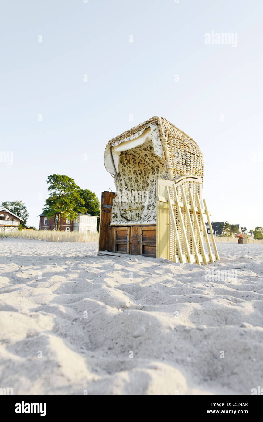 Chaise de plage en osier couvert sur la plage, style de vie, au bord de la mer Baltique, Lübeck, Schleswig-Holstein, Allemagne, Europe Banque D'Images